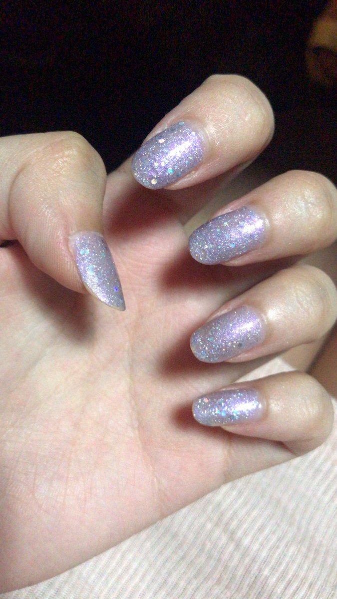 91millsbb's tweet photo. Finalmente me arreglé solo porque quería maquillarme 🤩 y muestro mis uñas porque amo mi esmalte #2020FD https://t.co/2bl5Qw1YJM