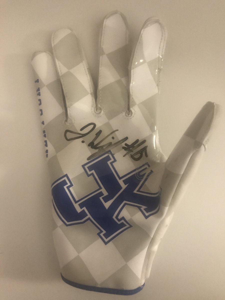 mattwilliams727's tweet photo. @JayyDubb15 thanks for taking a few for my boys tonight after the long day.  Made their day after the big W!  Great job today.  Attitude and effort win every time.  #bbn #LaFamilia https://t.co/ZoFunv58Fu