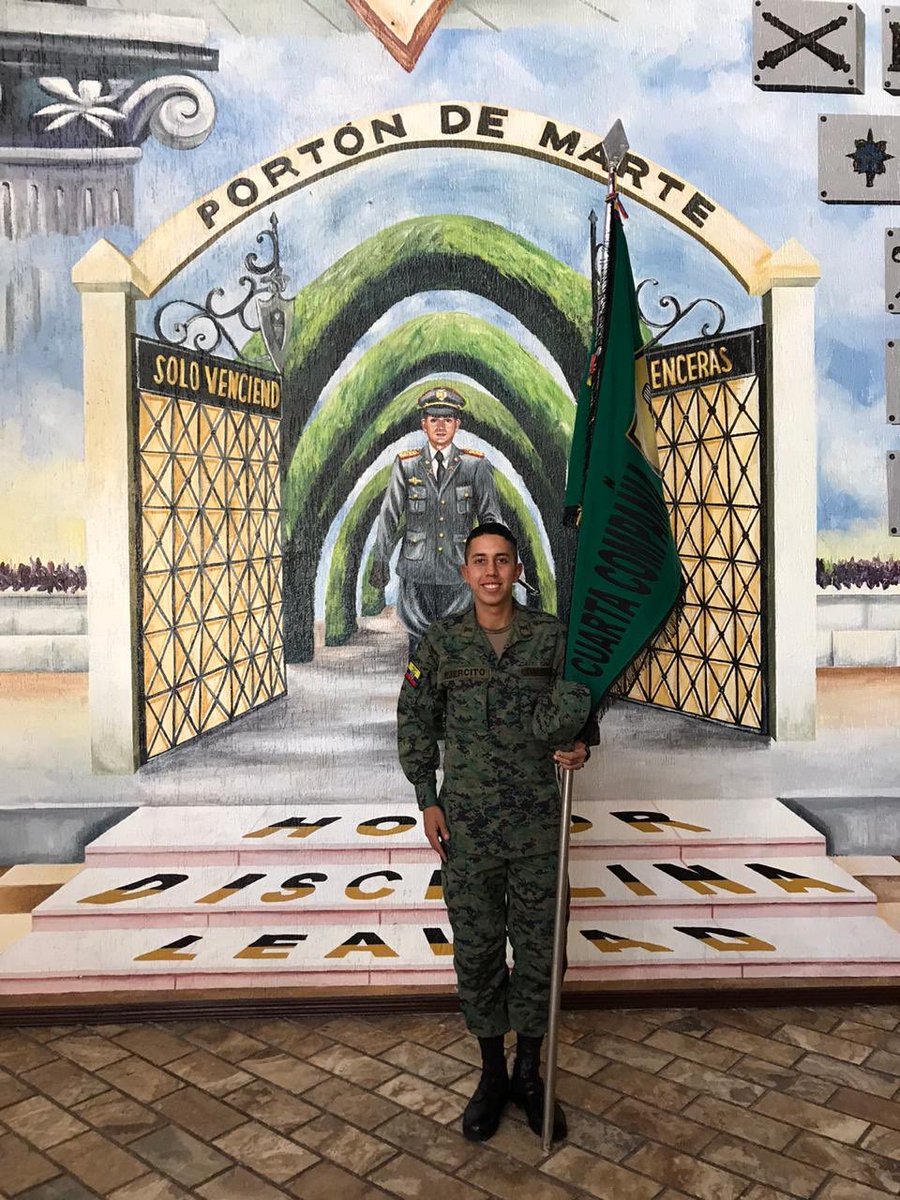 MarkoCevallos2's tweet photo. Gracias Dios y  Virgencita por todo este año💪❤️ por todo este año lleno de grandes cambios, alegrías, tristezas pero siempre luchando día a día en esta linda vida ⚔️💂‍♂️ siempre con la bendición y apoyo de mi familia dando todo 🙏 escribo mi futuro mi nuevo sueño🙌 https://t.co/toseBIXM1p