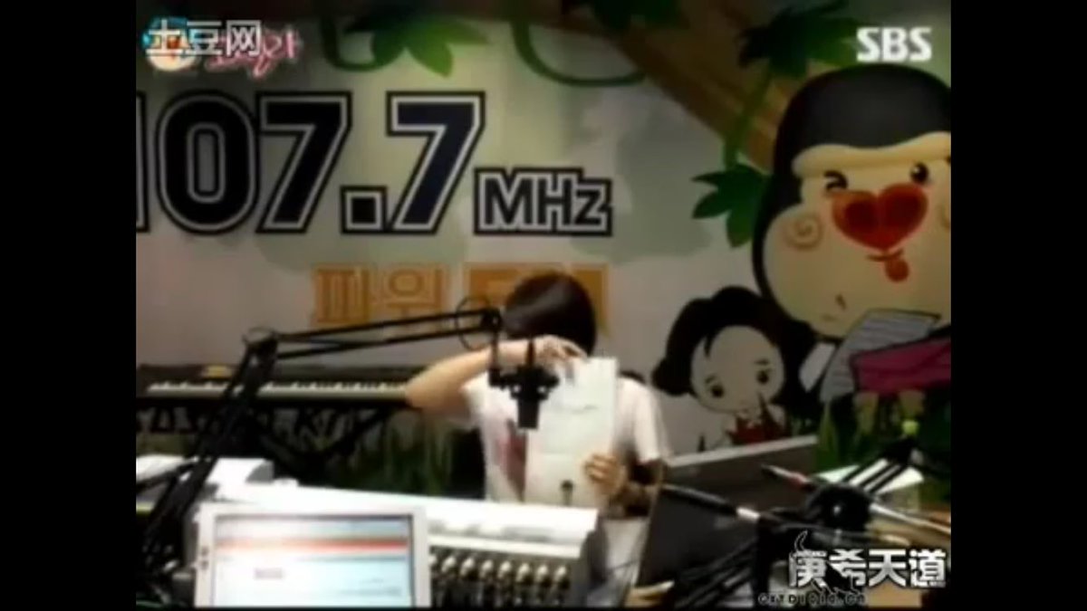 heechul talked about & showed hangeng's new solo album under a new agency on his radio show despite the ongoing lawsuit between SM & hangeng. they are very close friends & heechul remained supportive of him even after hangeng left SJ without telling heechul beforehand.