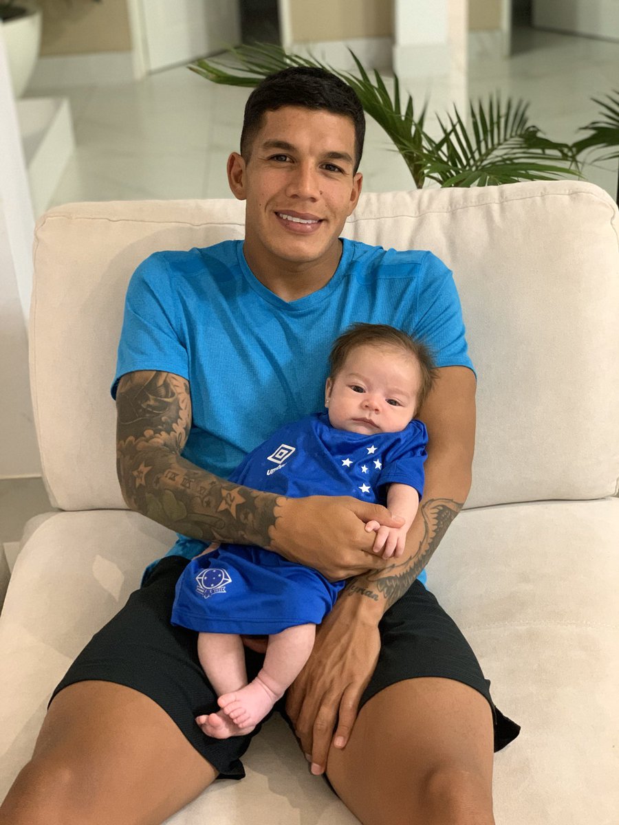 lucas_romero29's tweet photo. Não queria deixar fechar o anho sem dar um abraço a toda a nação azul. Falar pra vocês que eu tenho muito orgulho de fazer parte de sua história! E que com certeza um dos desejos do meu coração pra esse 2020 é que o Cruzeiro volte pra onde nunca tinha que ter saído. https://t.co/88OmAbDv2V