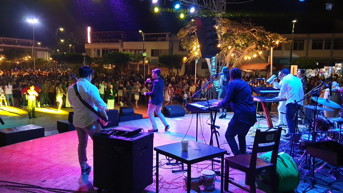 gadsantacruz's tweet photo. AHORA | En el Parque San Francisco, en escenario "Los del Muelle", Gran Fiesta de Fin de Año. 
#Galápagos #AlcaldiaDeSantaCruz https://t.co/fONwAnKOUe
