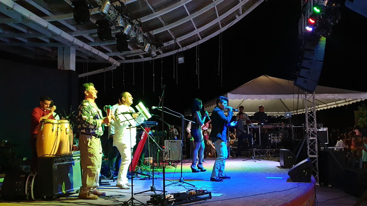 gadsantacruz's tweet photo. AHORA | En el Parque San Francisco, en escenario "Los del Muelle", Gran Fiesta de Fin de Año. 
#Galápagos #AlcaldiaDeSantaCruz https://t.co/fONwAnKOUe