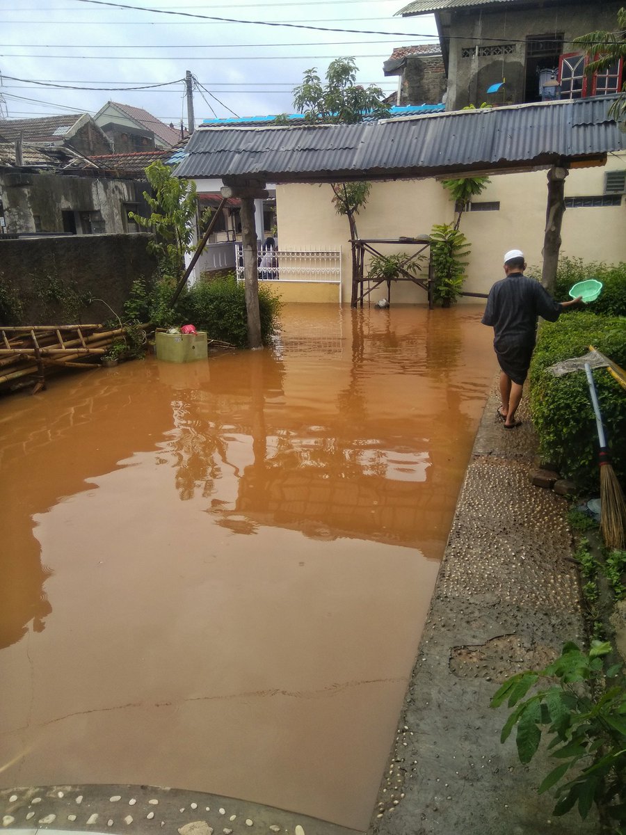 Alfin On Twitter Findingguppy Banjir UPDATE Tadi Tetangga Ngeliat Aku Lagi Di Kolam Ikan Dengan Wajah Cemas Karna Banjirnya Naik Lagi Kata Mbak Tetangga Ikan Ya Tadi Di Rumah Juga Ada Banyak