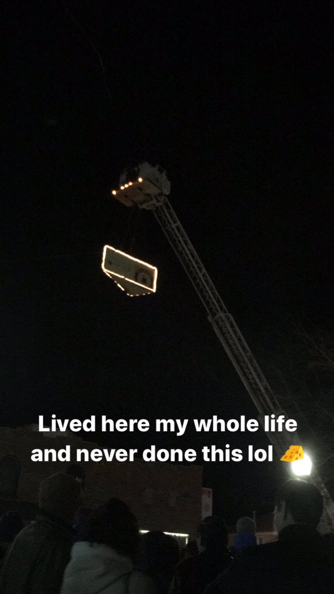 leikelamichelle's tweet photo. So I did the cheese drop that my hometown is somewhat known for ππ§ #WelcometoWisconsin #CheeseDrop https://t.co/uNREEq7nyk