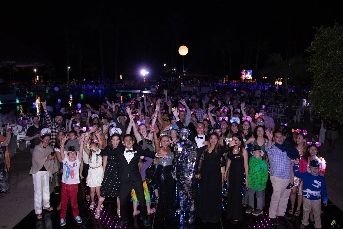 SunscapePVR's tweet image. ¡Nuestra celebración especial de #AñoNuevo ha llegado! 🍾🎆 
En #SunscapePuertoVallarta Resort &amp;amp; Spa estamos listos para recibir al #AnoNuevo2020 con una gran celebración ¡Te esperamos esta noche! 🎉