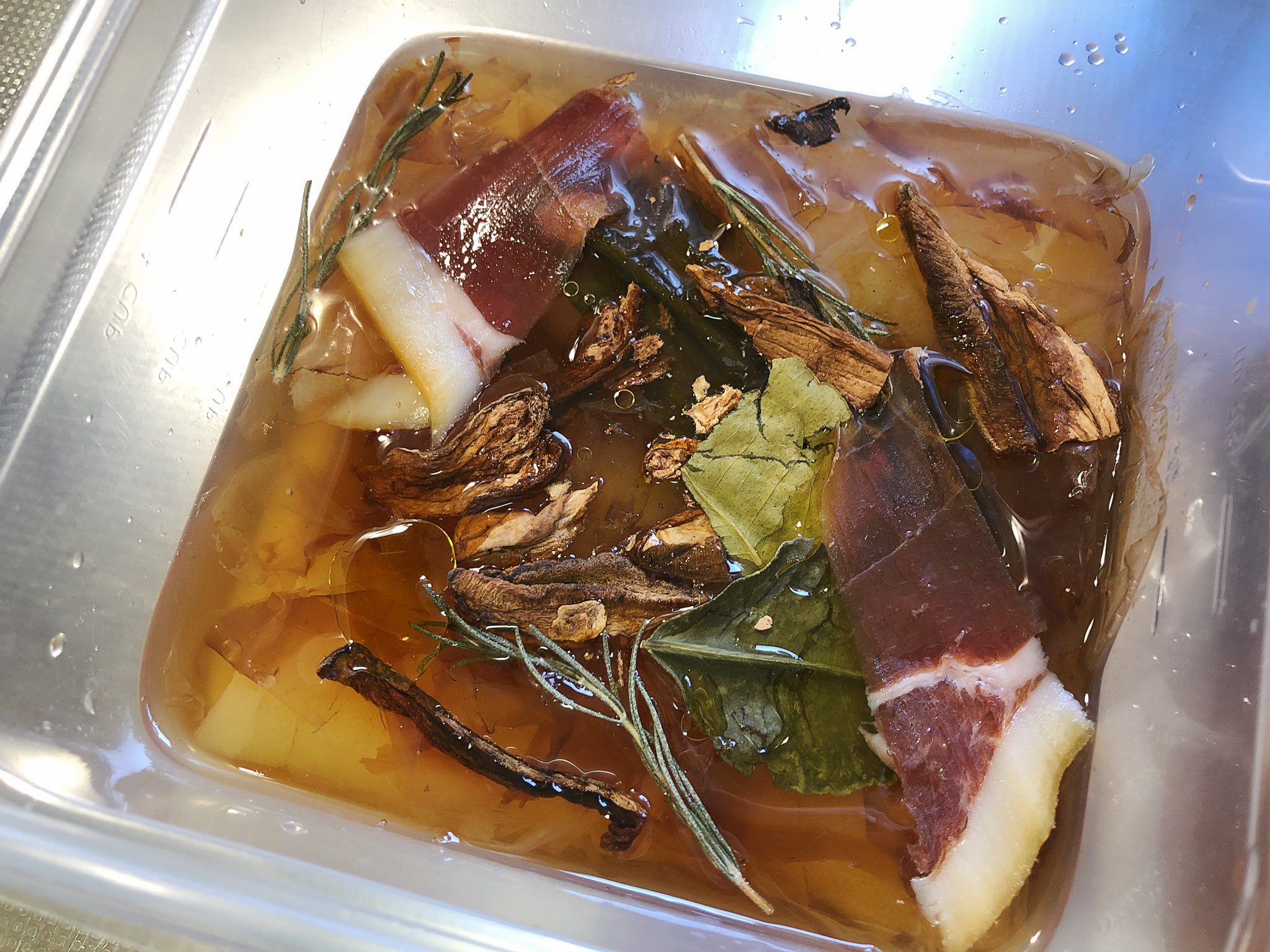 魔女っこれい 数の子漬けた 塩抜きして薄皮剥がした数の子 水 酒 みりん 白だし だし醤油 塩で煮たタレに鰹節と昆布を入れた タレをベースに 生ハム ポルチーニ茸 ローズマリー ライムリーフ オリーブオイル もう一つは八角 どんこ クコの実