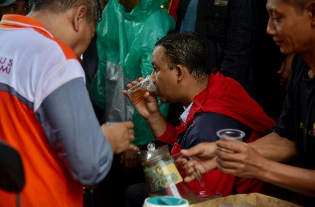 HelmiFelis_'s tweet photo. Gubernur gue, kerja untuk rakyatnya. Gak boleh foto, foto juga sembunyi-sembunyi.

Sehat selalu pak, anda kerja ikhlas.

. https://t.co/AlCObe91ld