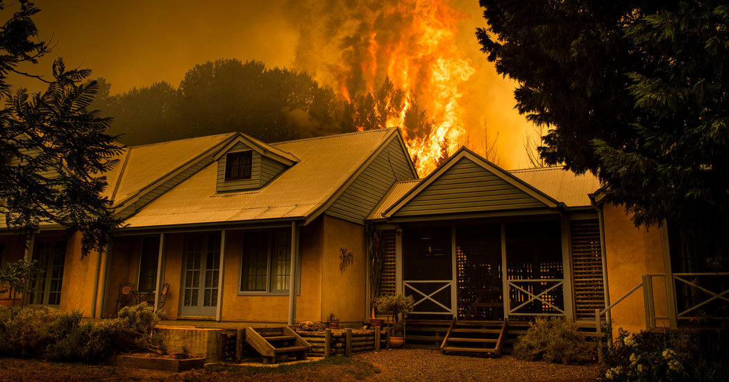 SimplyNewsApp's tweet photo. Thousands Flee to Shore as Australia Fires Turn Skies Blood Red https://t.co/imG47denVT https://t.co/5JfXpzraqt
