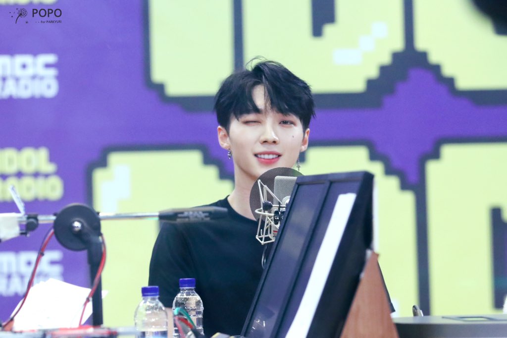AllEyesOnLyolik's tweet photo. 191216 아이돌라디오

단 한 순간도 팬썹을 쉬지않는 팬사랑맨👍
유리가 사랑주는만큼 유리단도 사랑줄게요🙈💕

#유리 #박유리 #YURI #PARKYURI #パクユリ #Юрий #아이돌라디오 #IDOLRADIO #JxR #제이엑스알 #ELEMENT https://t.co/1R8meZ5Mas
