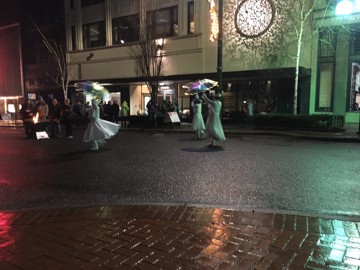 rtmarriott's tweet photo. That would be a “little damp”!!! #k5weather #firstnighttacoma https://t.co/Hh1GLD79rQ