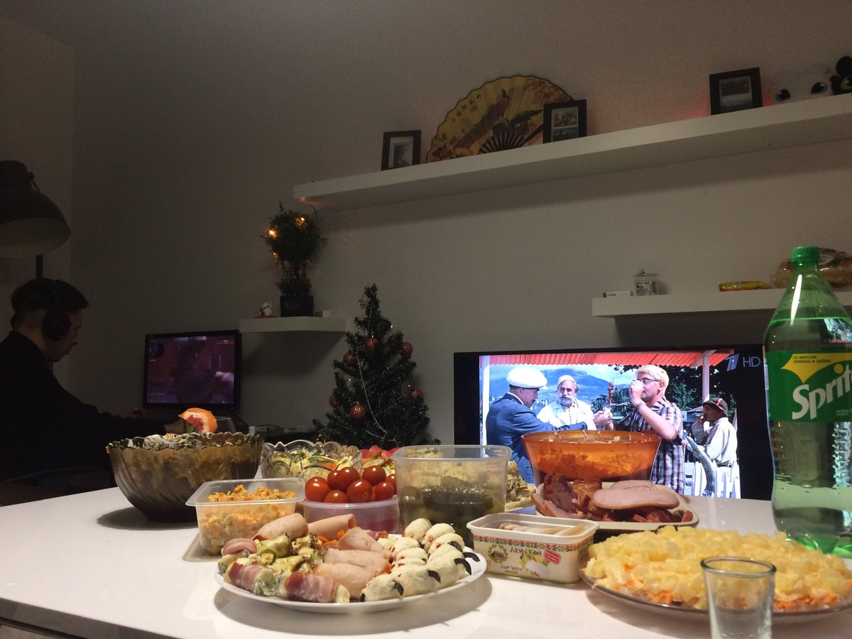 linmmxx's tweet photo. Семейный Новый год в одной фотографии https://t.co/AgSsbM1uws