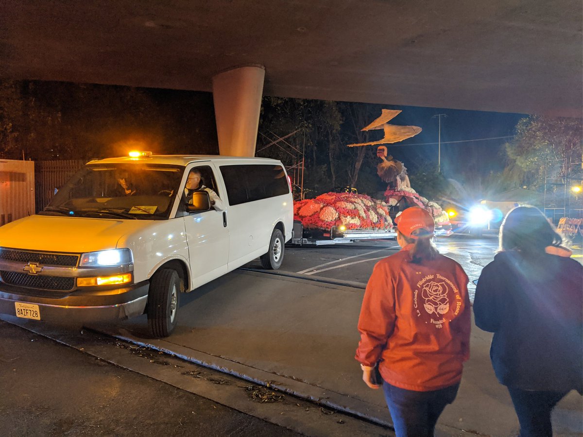 LCFloat's tweet photo. Convoy is happening! The #lcftra float drives all the way from La Canada to Pasadena to line up for the parade. Our satellite float is getting a little help on the way. #RoseParade https://t.co/bpQVJRj7t8