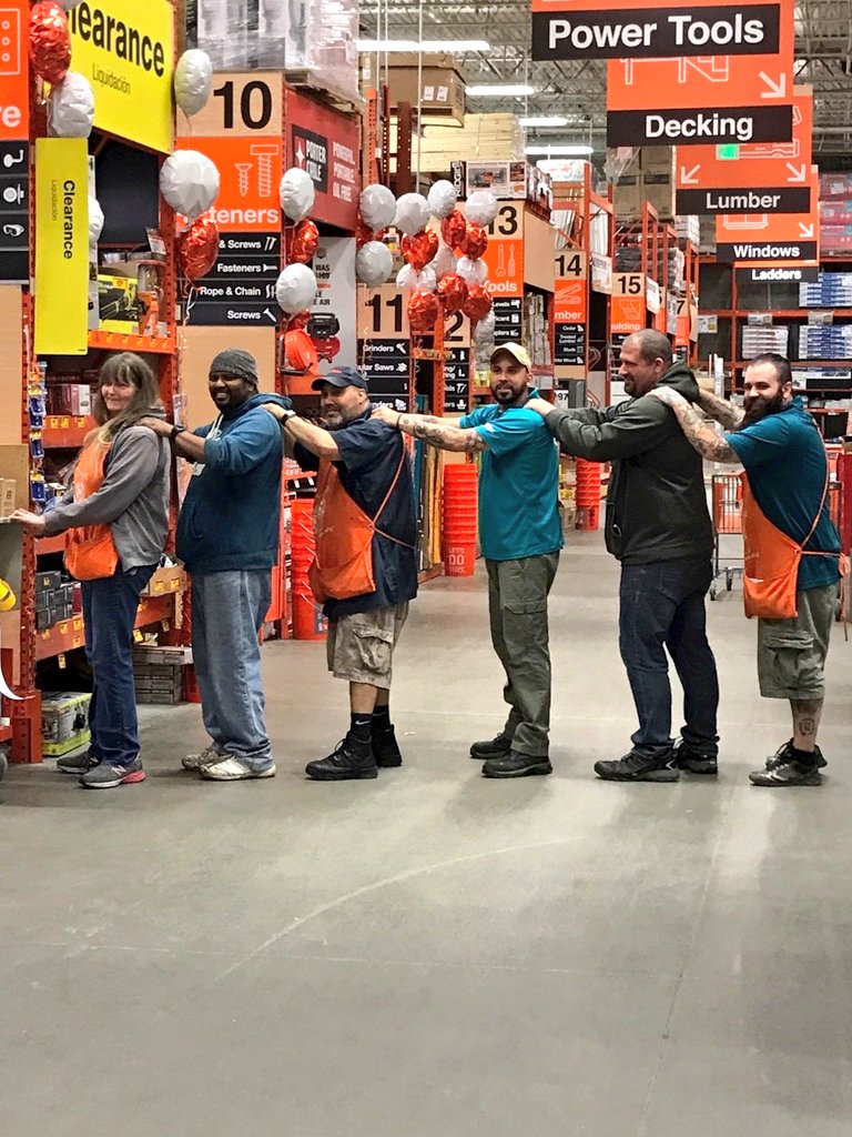 ChrisPerezThe1's tweet photo. I don't have friends, I have family! Happy New Year! π―πͺπͺ #store1251 #homedepot #keep @JamesMandato @PeterSM1251 @daryl_hagen @nyyroro @JackieGiusti @Shane_Price2 @RmmKevin https://t.co/sr6Bj3yTjV