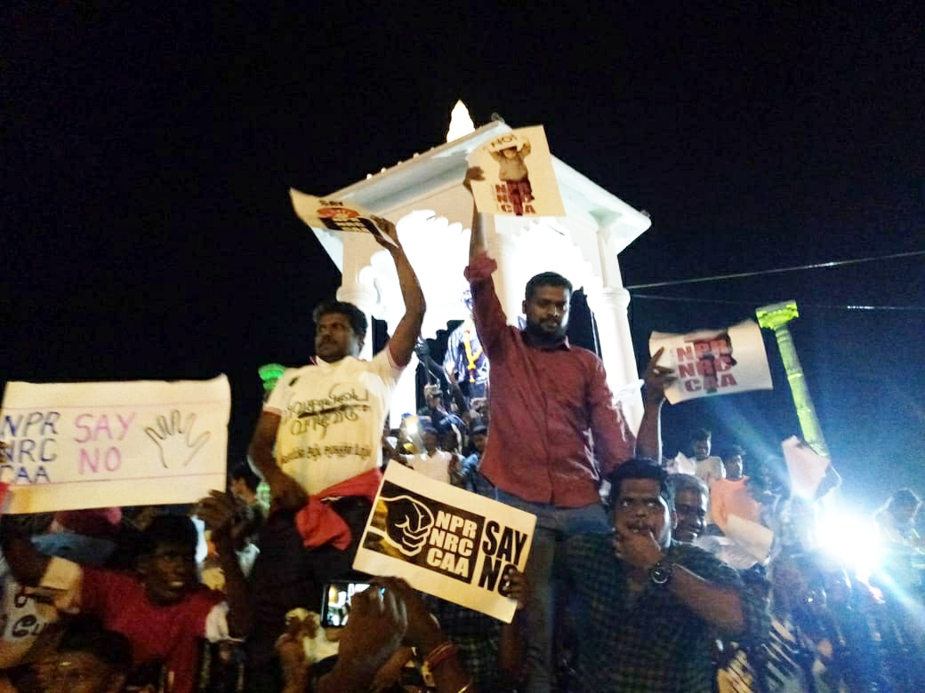 sdpitnhq's tweet image. புத்தாண்டை வரவேற்போம்! குடியுரிமை திருத்த சட்டத்தை தூக்கி எறிவோம்! புதுவையில் புத்தாண்டு கொண்டாட்டத்தின் இரவில் நடைபெற்ற போராட்டத்தில் புதுவை மாவட்ட எஸ்.டி.பி.ஐ. கட்சியினர் திரளாக கலந்து கொண்டனர். 

#CitizensProtest #NoCAA #NoNRC #NewYearProtest #SDPIAgainstCAA #SDPIAgainstNRC