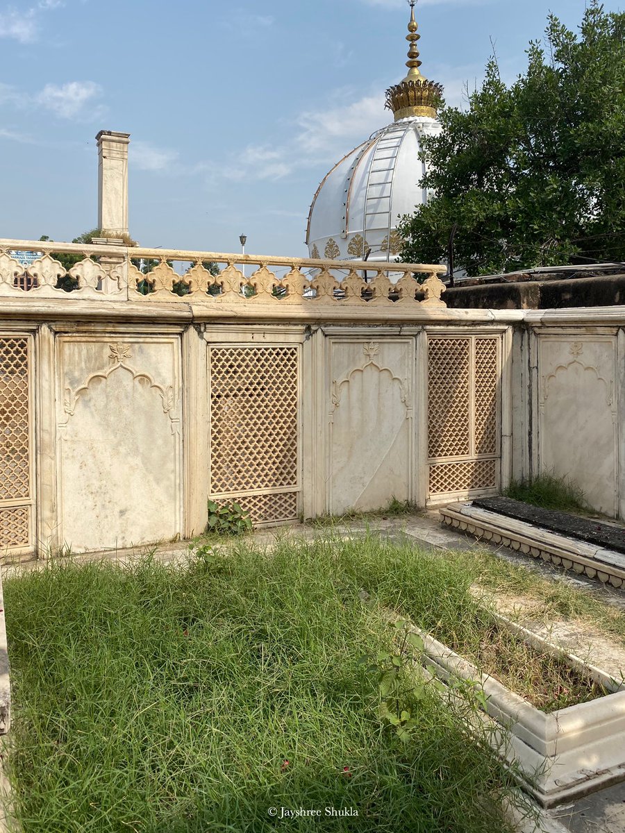 Kitna badnaseeb hai Zafar. Do gaz zameen bhi na mili ku-e-yaar main.

wanderingsindelhi.com