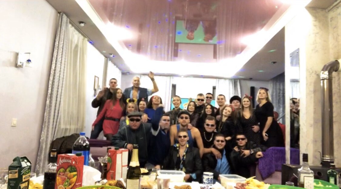 micropost1's tweet photo. Вечеринка в стиле 90-х удалась❤️ https://t.co/sxrGQHCiQP
