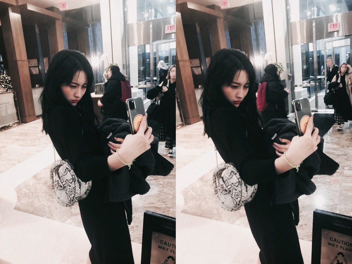 200101 DC APP - SIYEON
(HQ resolution)

Let's be happy!😇
Thank you hairstylist for taking pic of me unintentionally in the U.S. when I was focusing on filming the tree. I like it ㅋㅋ

dreamcatcher.candlemystar.com/post/35913

#드림캐쳐 #dreamcatcher #시연 #SIYEON