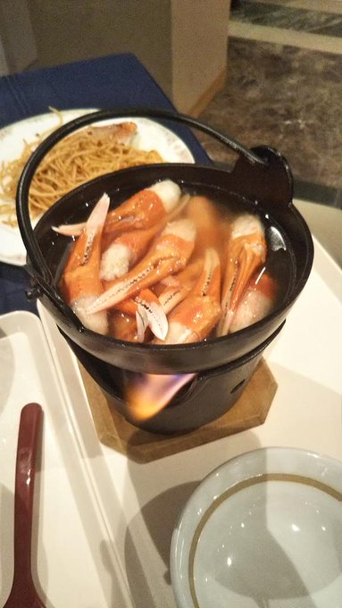 弟全部カニ突っ込んでて笑う 