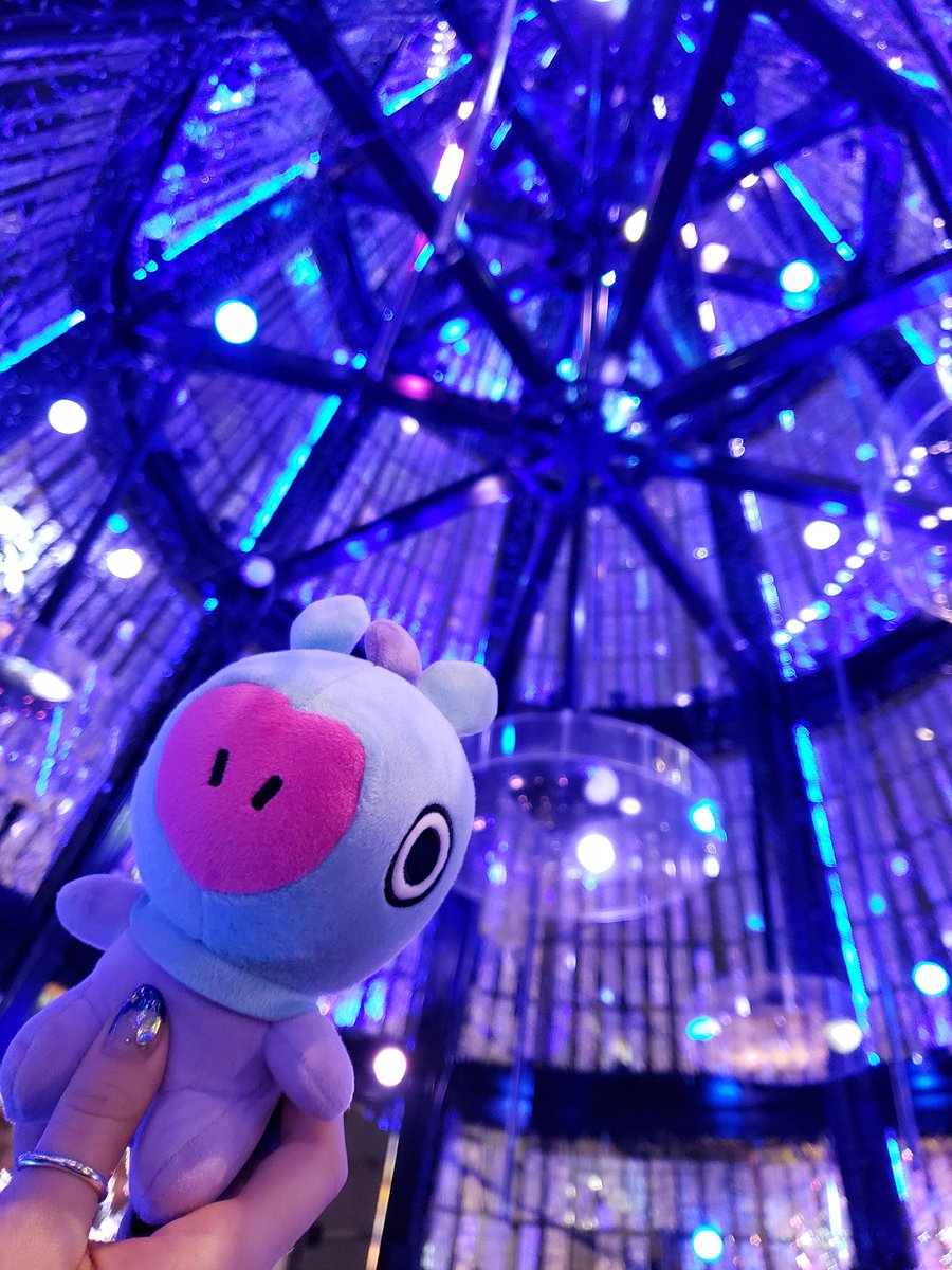 AMangADay's tweet photo. Mang enjoyed special Christmas illuminations. 
#Mang #BT21 #BTS @BTS_twt https://t.co/BIrtKMoE7j