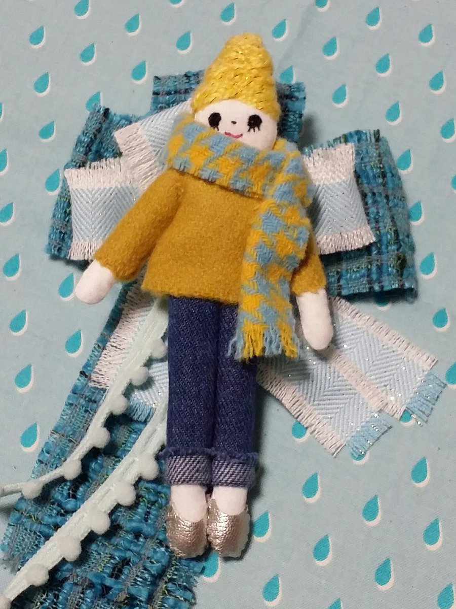 金魚百貨店 V Twitter 昨日セリアで買った オリジナルドール で人形作ったー 型紙無しで適当に作ったジーンズがピッタリ過ぎて わし天才か と自画自賛ｗ 兎の耳を女の子のお団子ヘアーにしてみたー 後ろにリボンと金具つけてブローチにする予定 まだ貼ってない