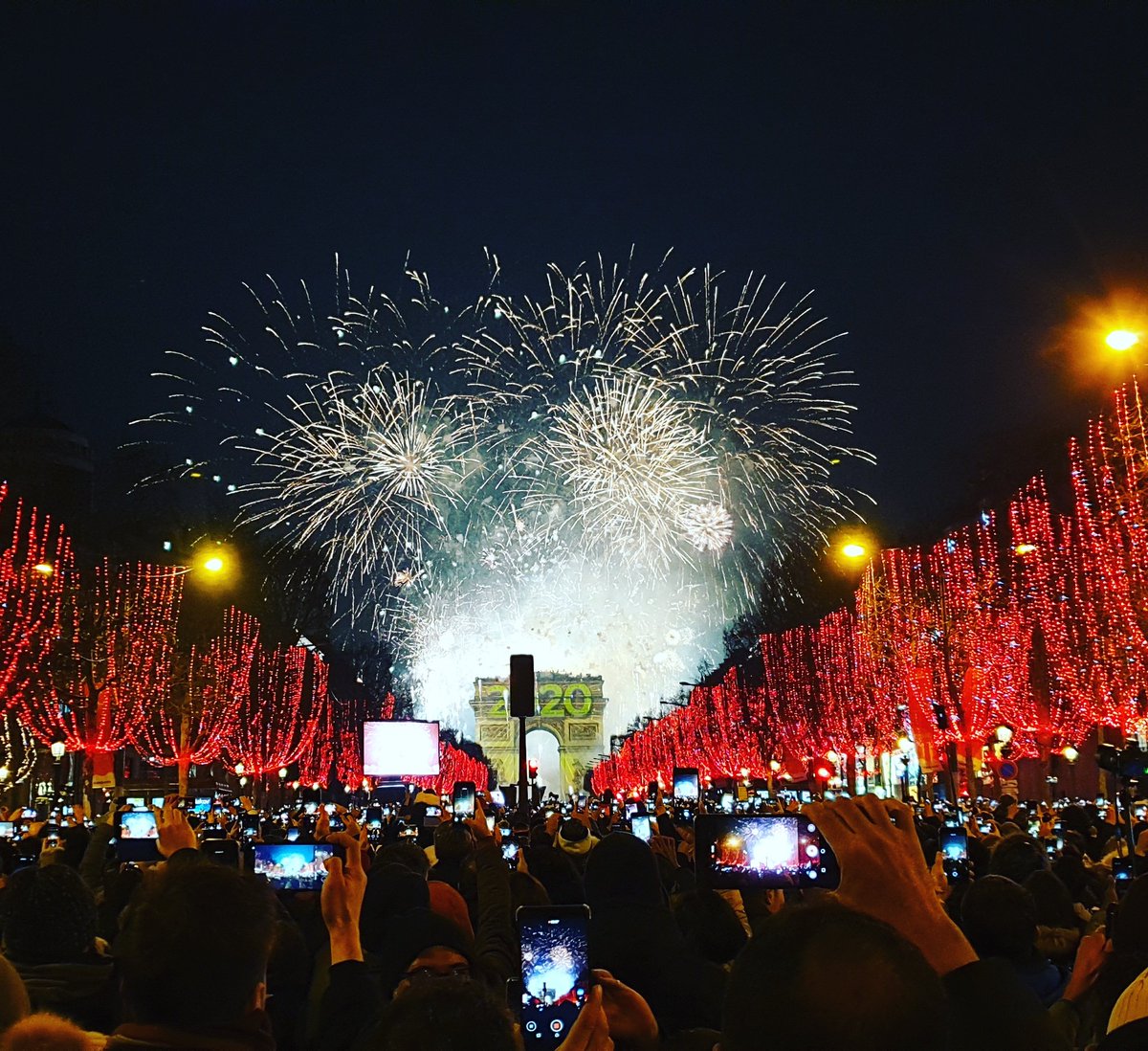GlobeOptique's tweet photo. Globe Optique vous souhaite une bonne année 2020.
#globeoptique #opticien #opticienadomicile #lunettes #champselysees #newyear https://t.co/fPb0zYr78D
