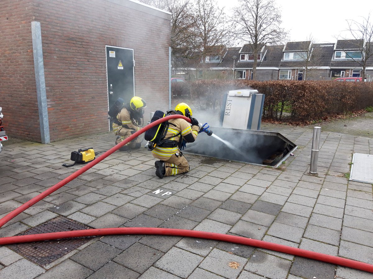 De brandweer blust een containerbrand aan De Schutse #HIA.