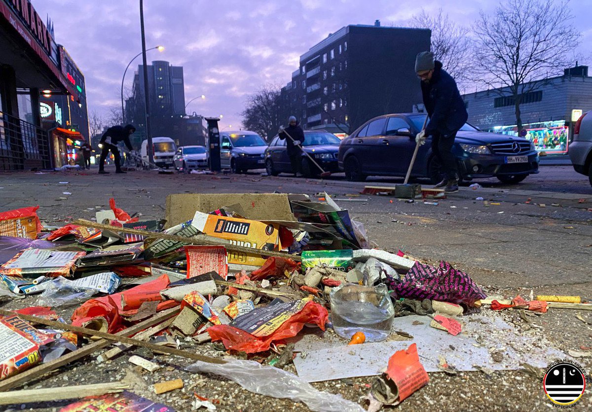 AhmadiyyaJugend's tweet photo. Junge deutsche #Muslime setzen ihre guten Vorsätze für #2020 direkt zu #Neujahr in die Tat um: Tausende Mitglieder in über 240 Orten gehen der 20-jährigen Tradition nach &amp; kehren die Innenstädte von Silvesterabfällen der vergangenen Nacht sauber. #Neujahrsputz #MuslimeStarten2020 https://t.co/HIuAQ2rdtR