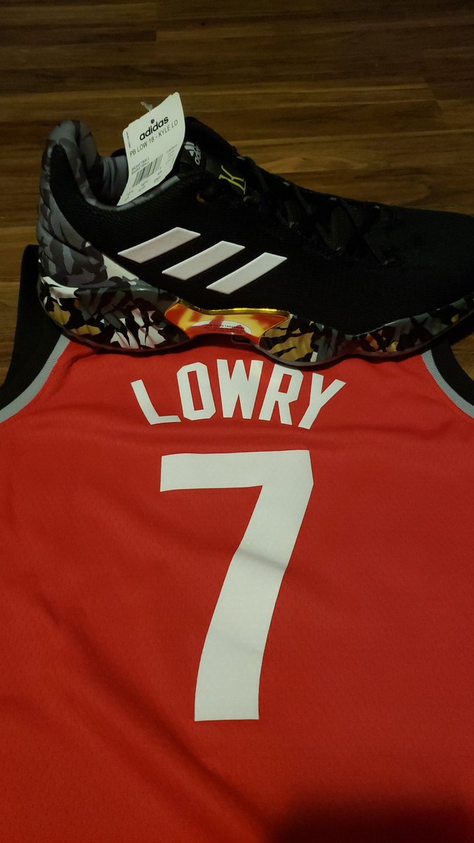 Me121Booda's tweet photo. Great game @Klow7 2019 over and your @adidasHoops shoe still not signed lol I bring it to every game maybe next year!  #WeTheNorth https://t.co/97EzGnocPp