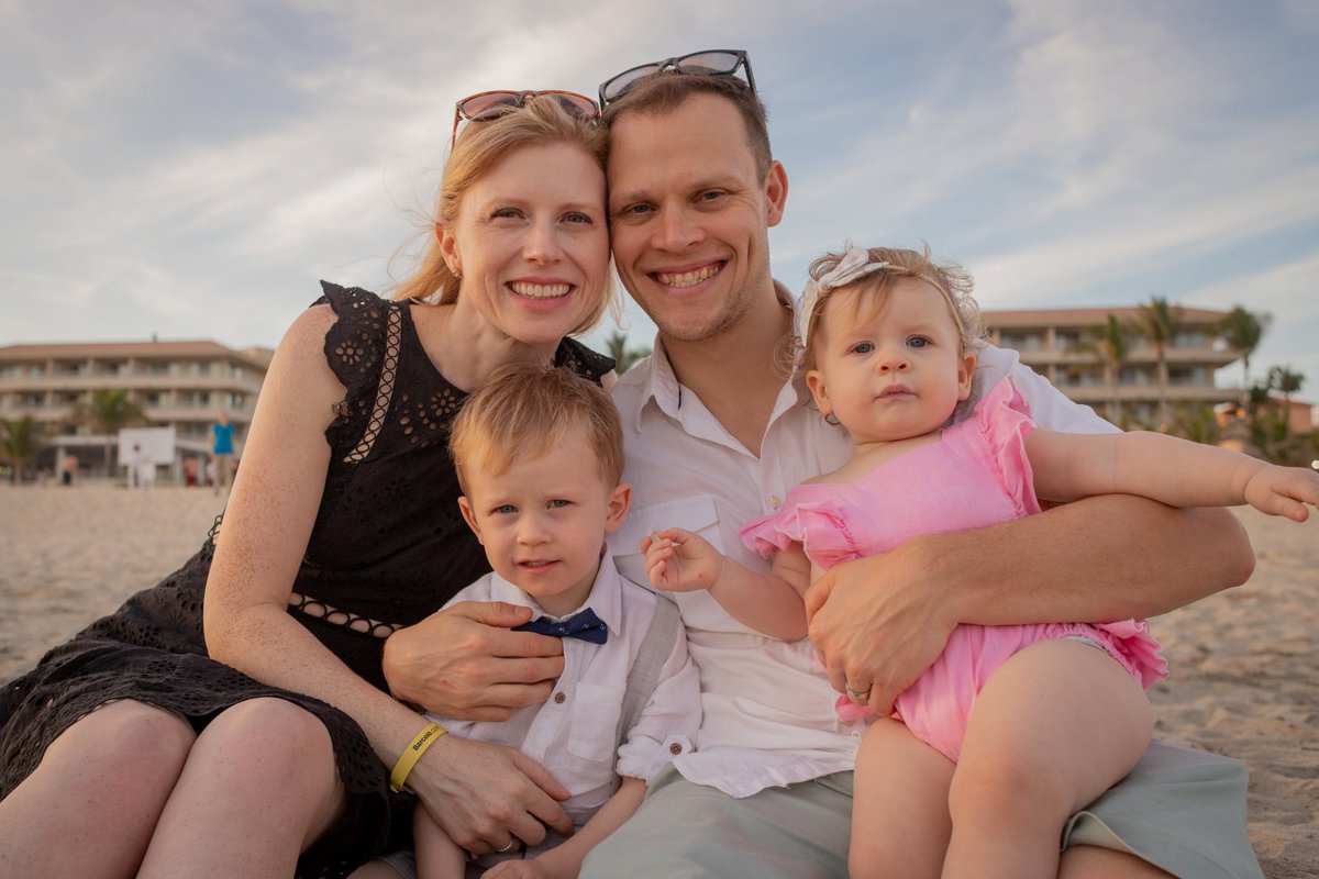 SteveCommons's tweet image. Happy New Year to all! 2019 was a year full of change and family. I am so thankful for my wife Kristy and our two healthy kids, who make everything better. The below picture from Mexico in November is one of my favourites. Peace and joy in 2020 to all!