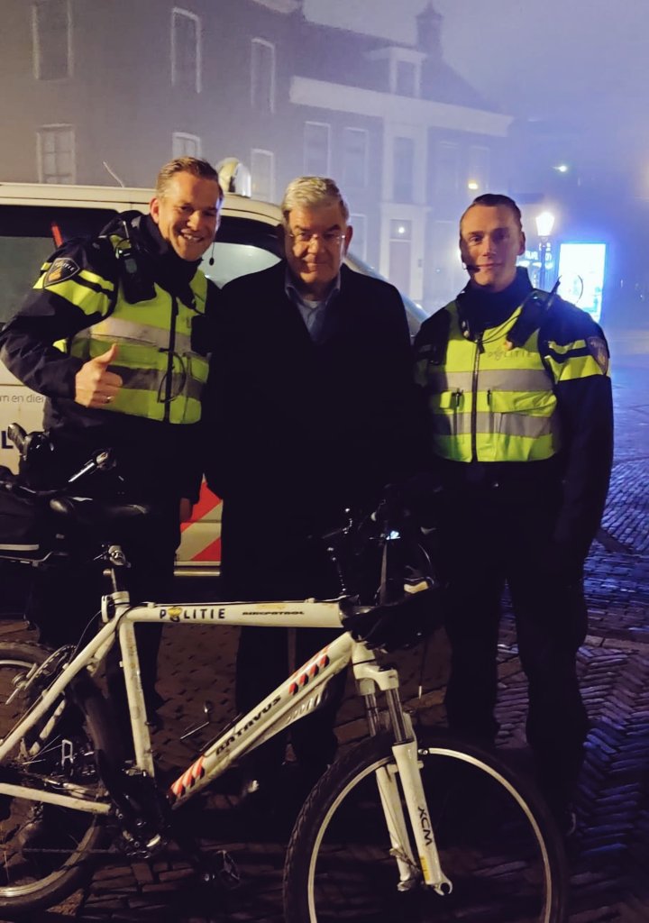 Pol_SMR_MNL's tweet photo. Einde van de nachtdienst met het #uitteam. Nu aan de slag met de administratie en daarna lekker slapen! Tot in het nieuwe jaar!! https://t.co/nmpCOYzqNX