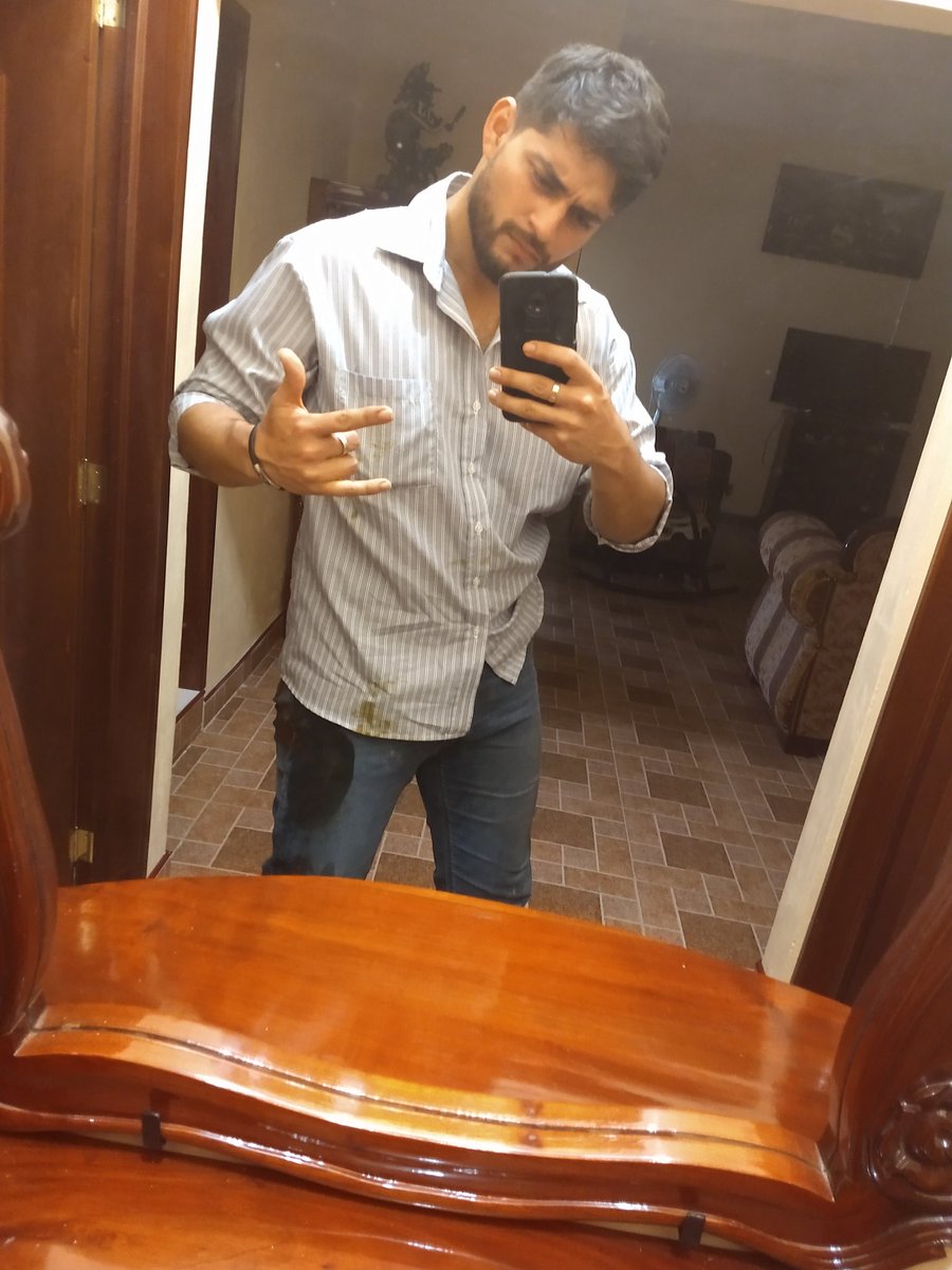 Elingedice_avrz's tweet photo. @hackpanic Outfit mamalón fallido.
#BatChallenge
#OutfitsMamalones https://t.co/0A4PgDU8Yu