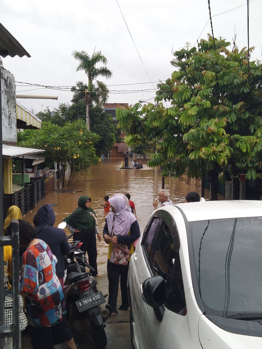 marwatiyeppo's tweet photo. #banjir2020 diperumahan intanlestari jatikramat sumpah parah dikepung #banjir https://t.co/d83MIEZkap