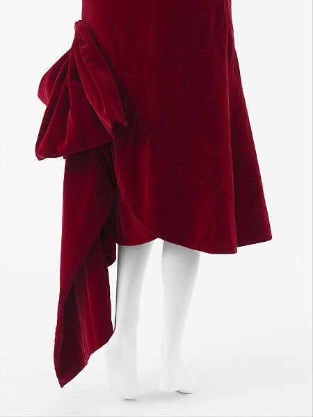ICOMCostume's tweet photo. On the 8th day of Christmas and the first of the 2020s a deep ruby red velvet Chanel dress from the 1920s @metmuseum WWD began using the term ‘Chanel red’ from 1926 #adozendaysofdresses #festivefashions #redrobes https://t.co/bvqxOoUy7h