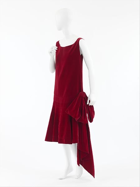 ICOMCostume's tweet photo. On the 8th day of Christmas and the first of the 2020s a deep ruby red velvet Chanel dress from the 1920s @metmuseum WWD began using the term ‘Chanel red’ from 1926 #adozendaysofdresses #festivefashions #redrobes https://t.co/bvqxOoUy7h