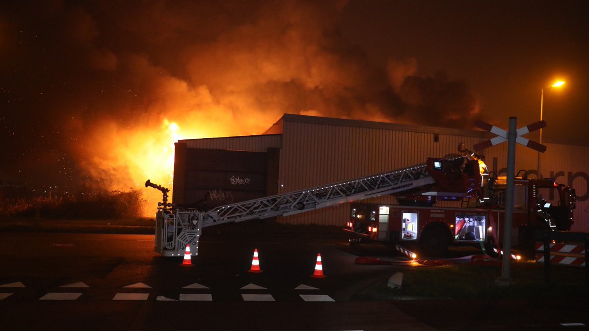 Brand Amsterdamse papierloods onder controle, maar pand is verloren: AMSTERDAM