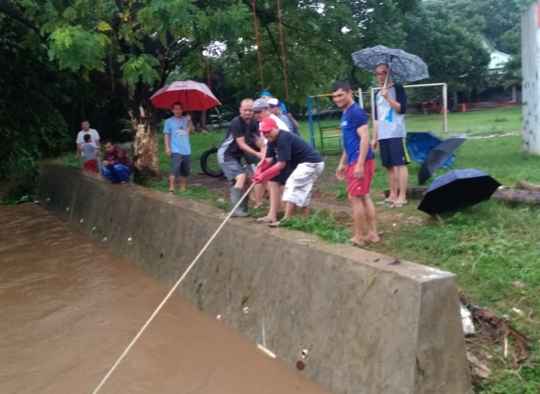 redi_netsis's tweet photo. Warga GMM, RW08 bersatu mengantisipasi tingginya debit air  kali cikumpa dgn lamgsung membersihkan sampah yg menghalangi aliran air.
@akbale @BebasSampahID @kombes_depok @nuafif @IdrisAShomad https://t.co/7E6cKSjK0Q