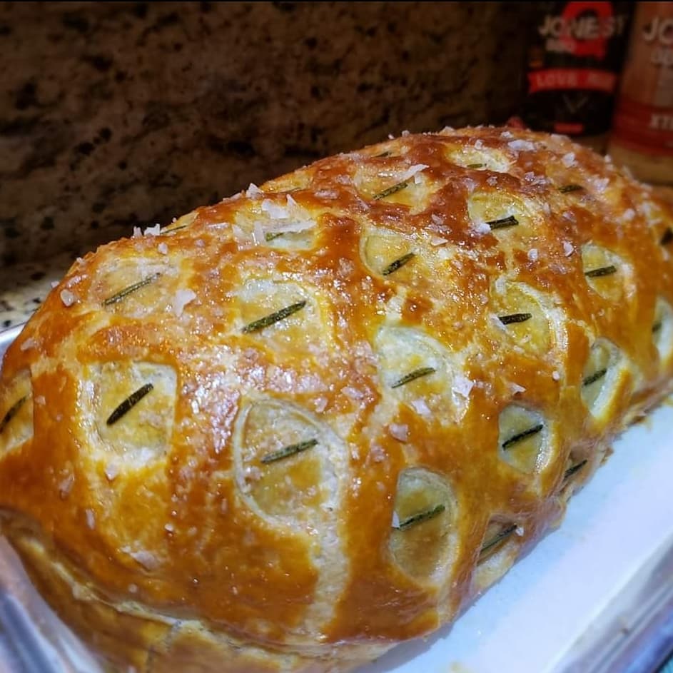 AllJonesy's tweet photo. The ULTIMATE BEEF WELLINGTON
#JONESYQ STYLE🔪🌱
HAPPY NEW YEAR BBQ FRIENDS
2020 is going to be an amazing year! 📺📺📺
#WhoNeedsARub #LoveRub #CowPow #XTCRUB #CHEFLIFE #BBQFAM https://t.co/3PdyI9y9w9