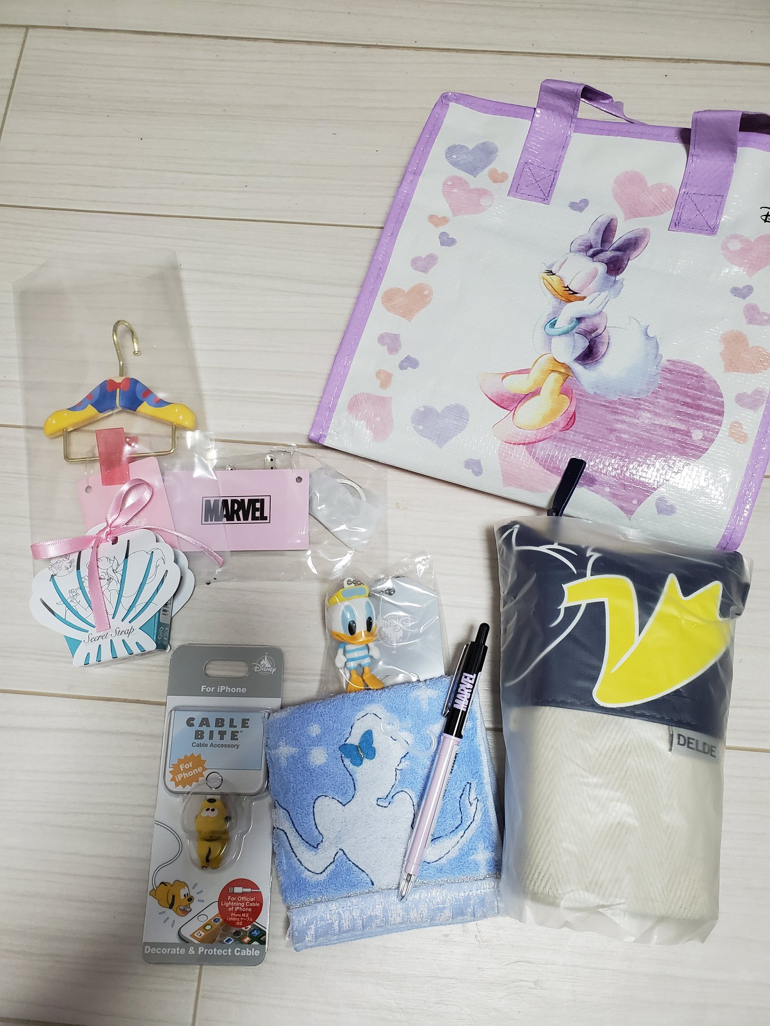 画像 ディズニー1500円の福袋 こんな感じだった あと ブルーブルーエ めっちゃ可愛い手袋とネックウォーマーと帽子 ブランケットもあって買って良かった って感じ まとめダネ