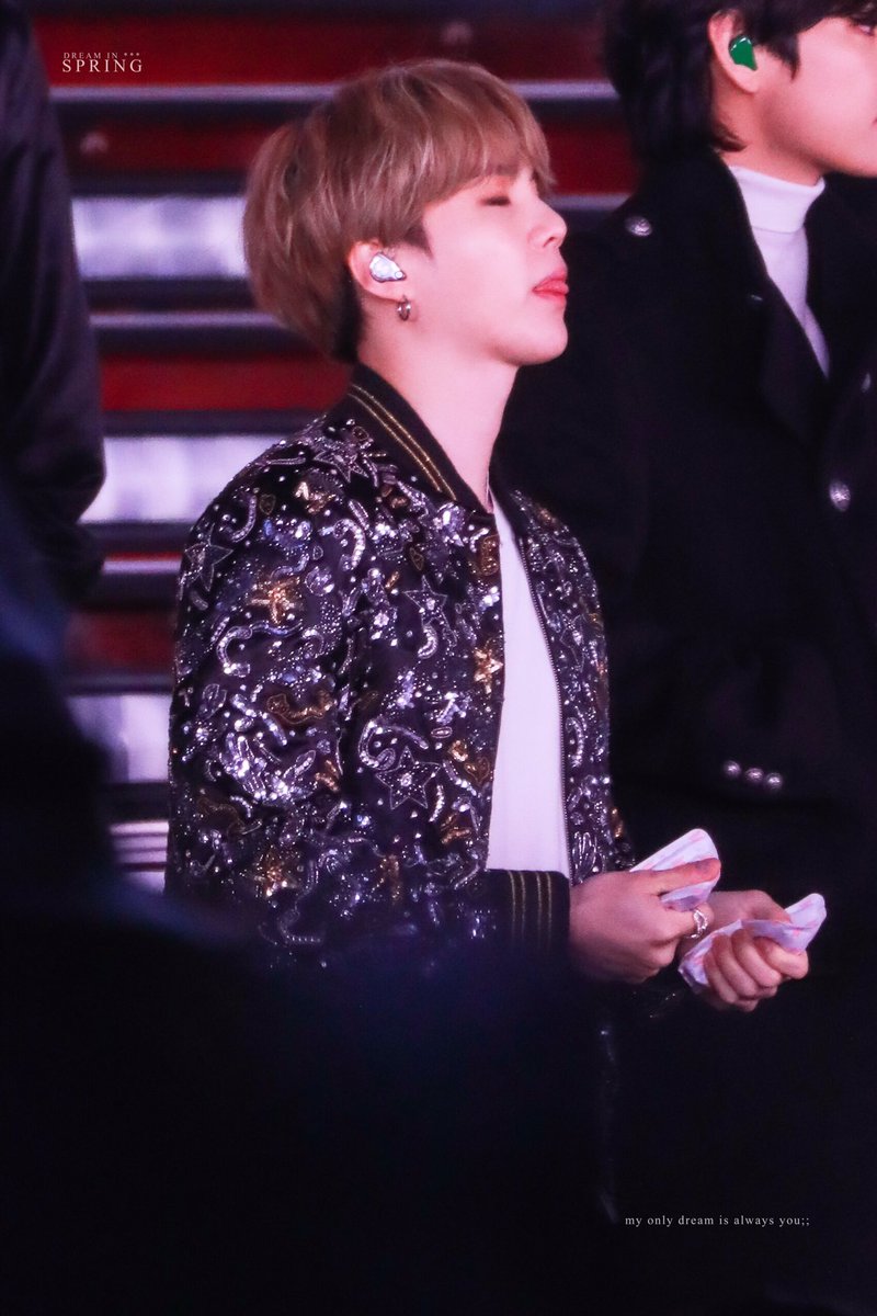spring030993's tweet photo. 191231 strong man Min Yoongi ft. 2 hot packs and a tongue poke out 😹 #슈가 #SUGA #BTS #방탄소년단 @BTS_twt https://t.co/ZYjoCls7nF