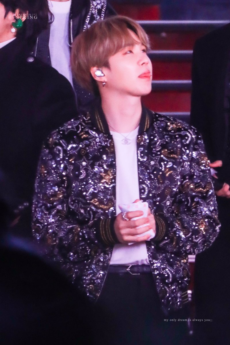 spring030993's tweet photo. 191231 strong man Min Yoongi ft. 2 hot packs and a tongue poke out 😹 #슈가 #SUGA #BTS #방탄소년단 @BTS_twt https://t.co/ZYjoCls7nF