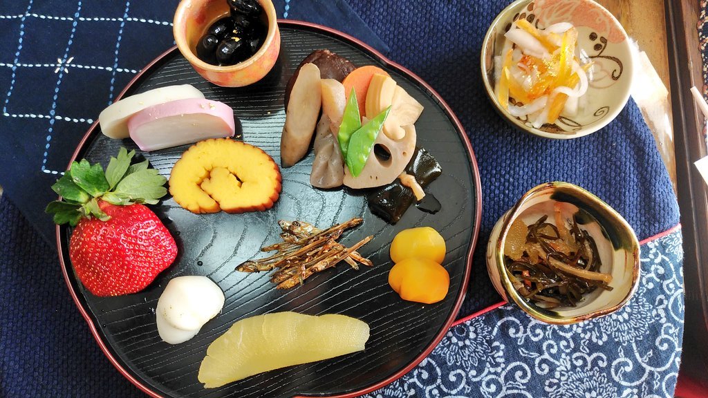 AlMundo's tweet photo. Feliz año nuevo!

La foto es la comida tradicional japonesa de Año Nuevo.

https://t.co/0nugpDghfl https://t.co/QYHzq7vth7