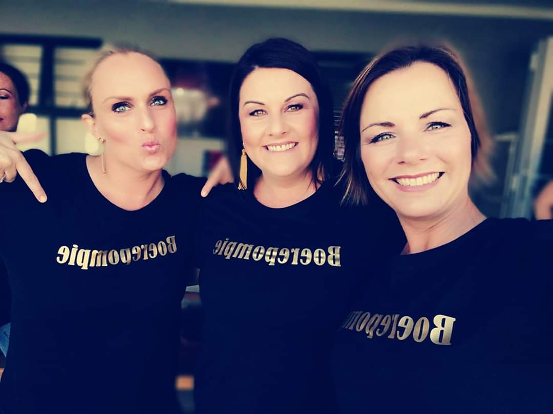 mel_vj's tweet photo. @Snotkop_Henning BOEREPOMPIEEEEEEE!!!! @RicusNel1 Ons Oujaarsaand partytjie tshirts! #boerepompie #bestesong https://t.co/Tus3QQkdvd