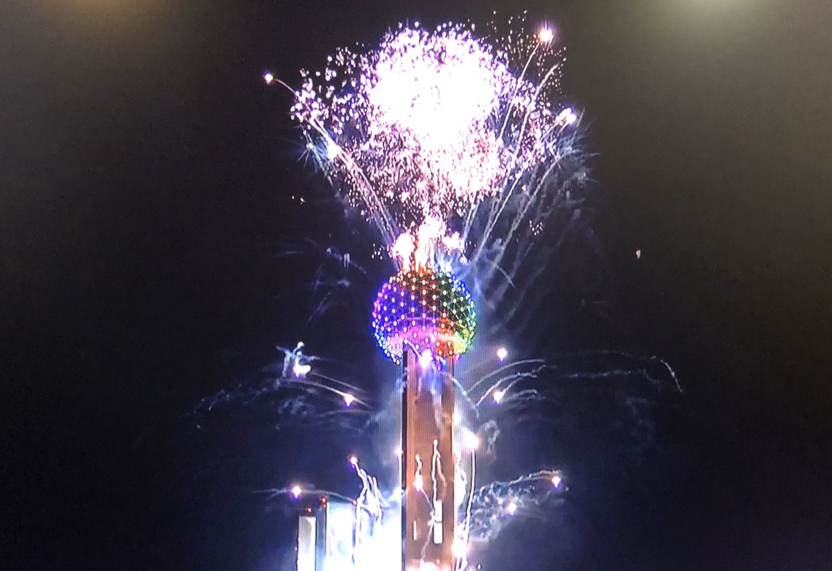 rodmoose's tweet photo. Happy New Year from Dallas!
#NewYearsEve2020 #DallasNYE #Dallas #texas #reuniontower #fireworks https://t.co/AmZidRELUj