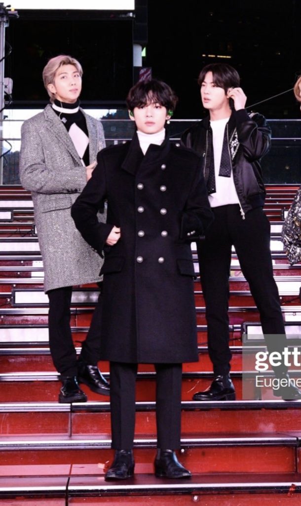 Capricorn19011's tweet photo. @vulture Meet my eyes &amp; tell V doesn't look like the ROYALTY ! 

BTS boys DID stunning , and Mr V aka Kim Taehyung just stole our hearts ! 

#BTSxRockinEve 
#BTSatTimeSquare https://t.co/XDrZufLedY