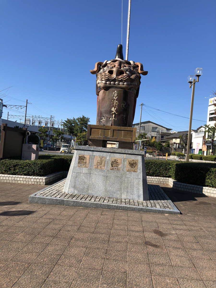 yuzi195's tweet photo. 唐津駅続き。
駅舎のドアの押すところが唐津焼だった〜
唐津曳山像も唐津焼…この大きさで焼き物!?っていつも思います
#hasetsu https://t.co/LfYh1UDazn