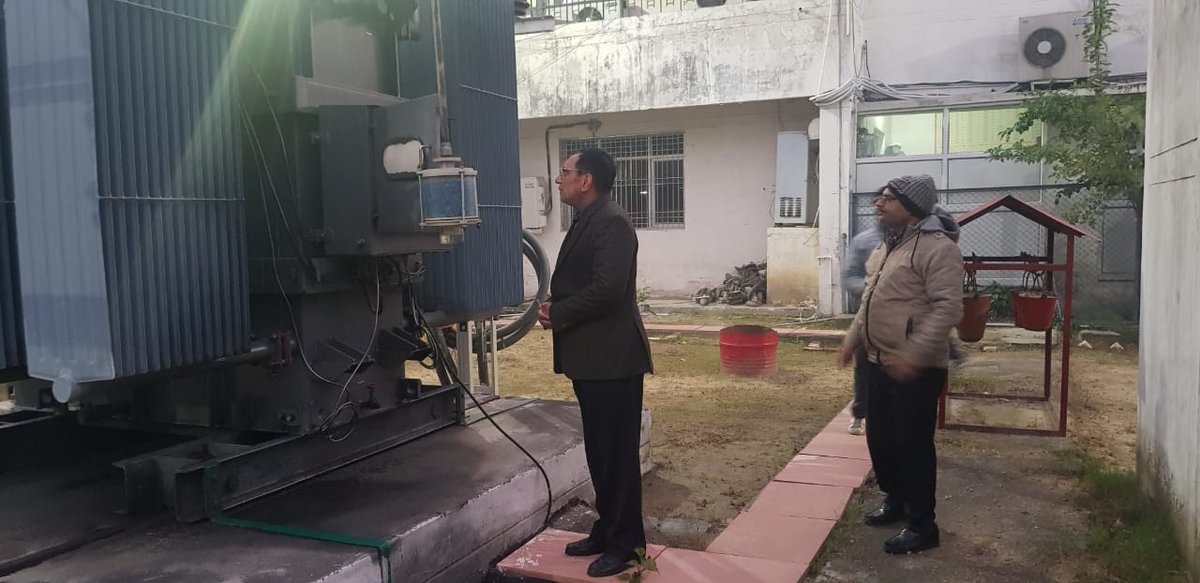 पश्चिमांचल के अंतर्गत मेरठ क्षेत्र मेरठ के 33/11 केवी विद्युत उपकेंद्र जागृति विहार मेरठ का औचक निरीक्षण किया गया। <a href="/UPPCLLKO/">UPPCL</a> @DDNewsLive
