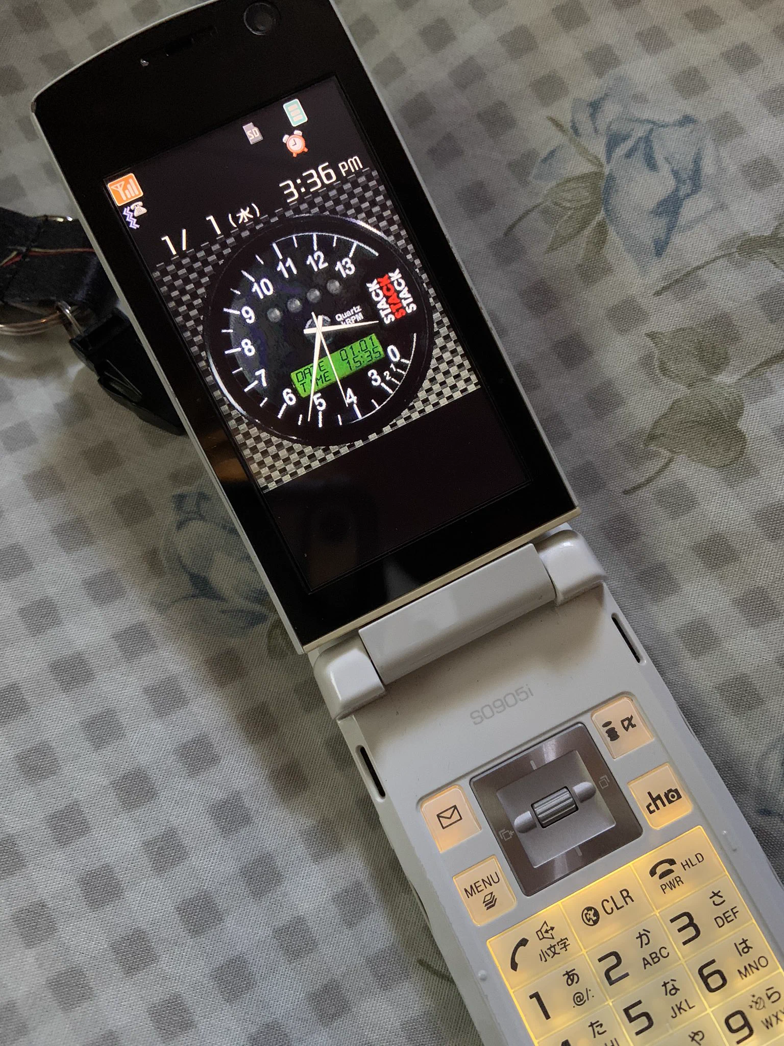 @aosingou 同型機であるdocomo版のSO905iは無事年を越せた様です 