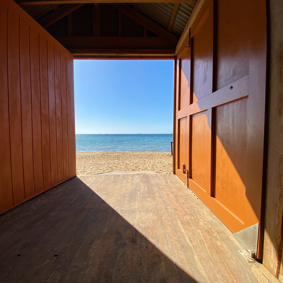 DrEmmaLJohnston's tweet photo. The perfect #shed for a marine biologist 👍 
Happy New Year everybody. 
Here’s to a safe, creative, and evidence-based 2020!
#beachday #bathingboxes https://t.co/wx1Q1Dm2rz