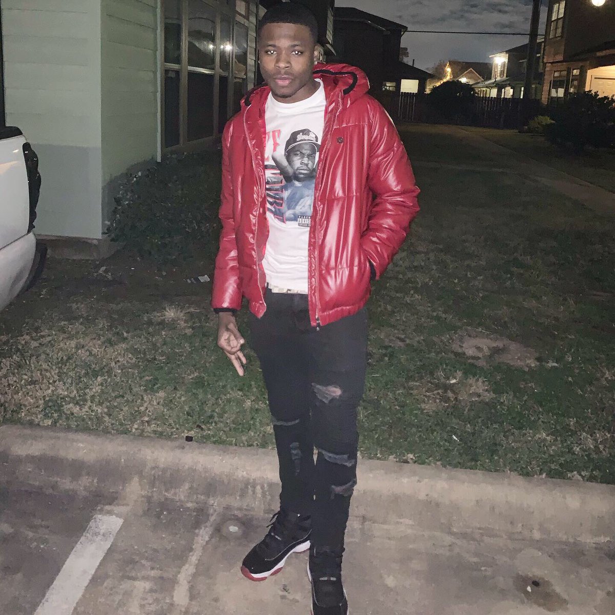 BucketLikeBall's tweet photo. happy new years 🚨 https://t.co/kjUS8F7Z4L